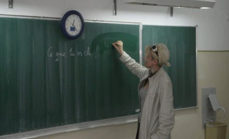Een voorbeeld wordt op het schoolbord geschreven
